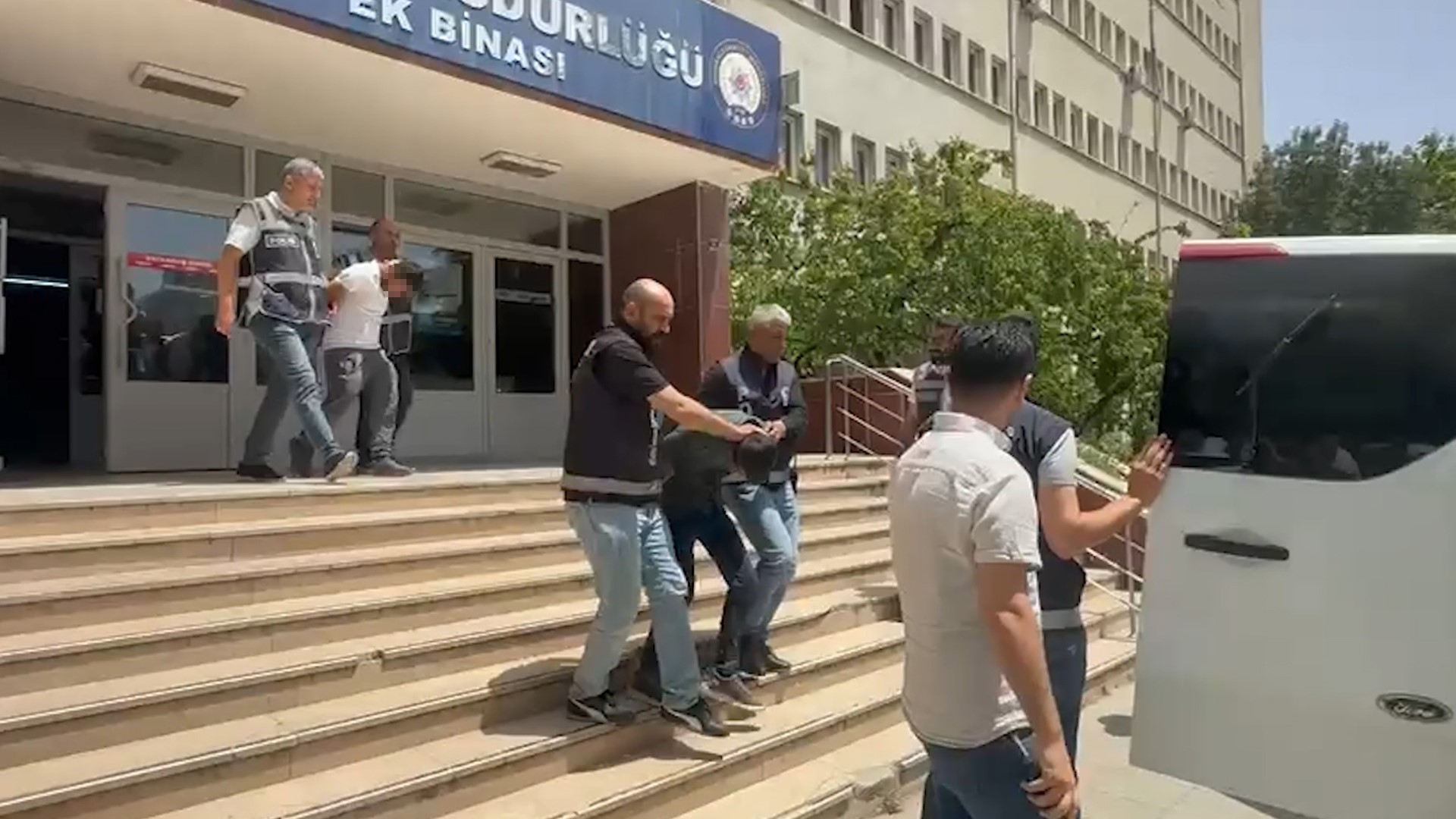 Komşu Dehşeti! Yaşlı Kadını Öldüren Zanlı Ve Ailesi Adliyede (2)