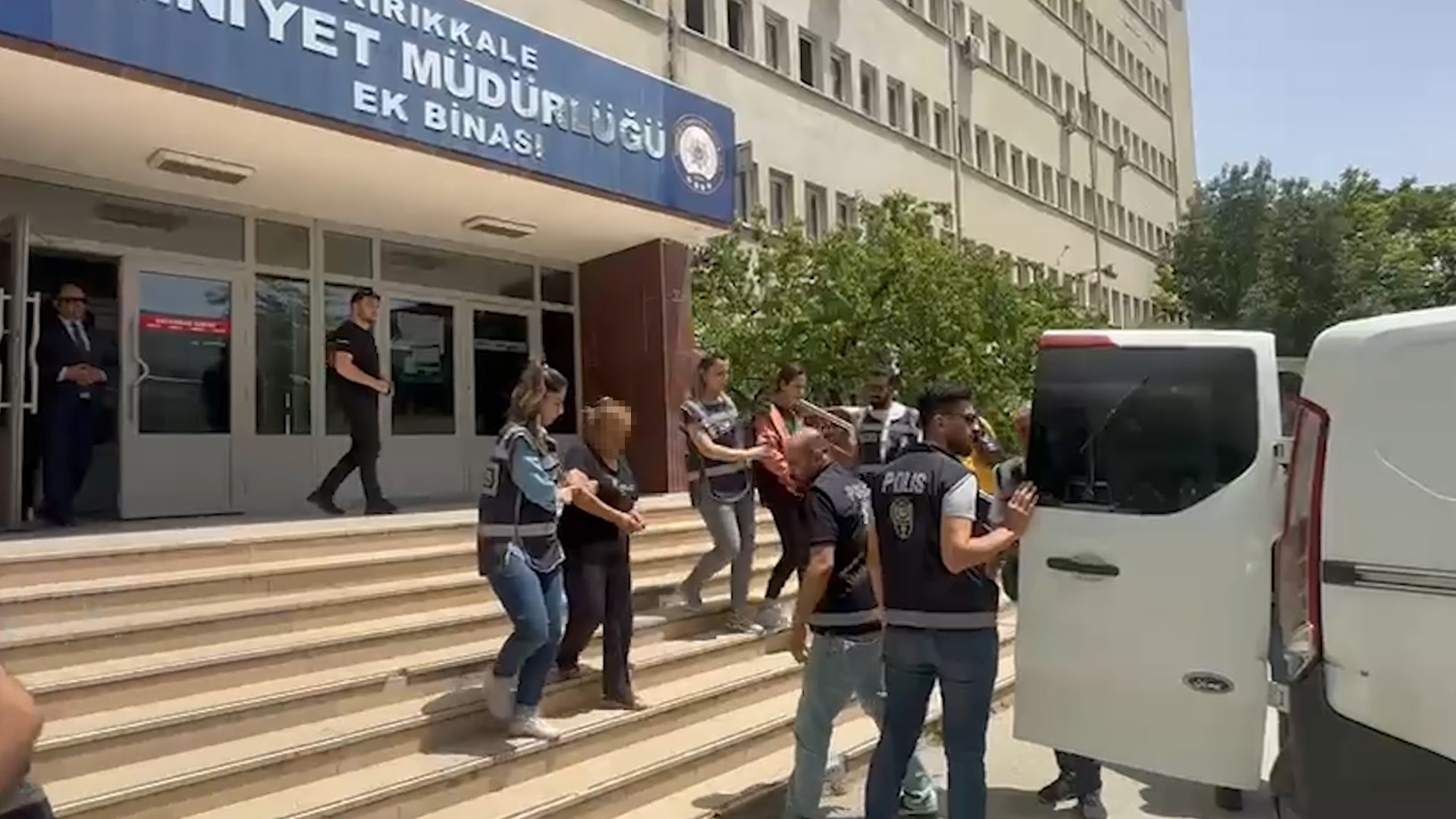 Komşu Dehşeti! Yaşlı Kadını Öldüren Zanlı Ve Ailesi Adliyede (3)