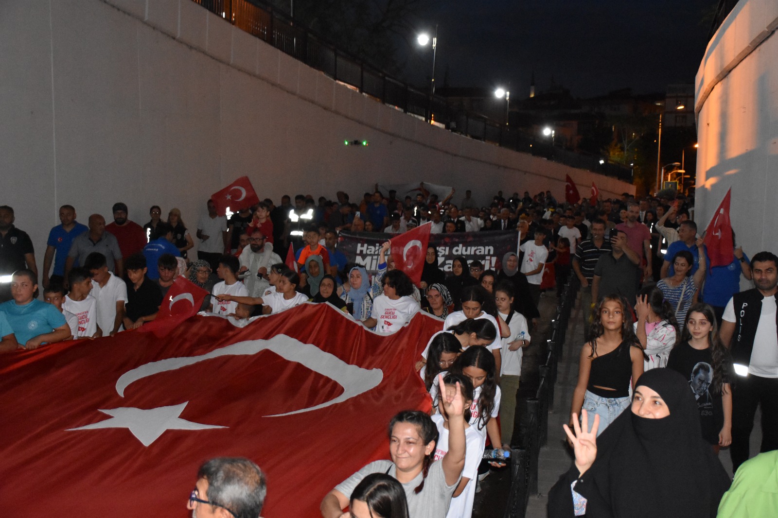 Kırıkkale'de Vatandaşlar, 15 Temmuz Şehitleri Için Yürüdü (1)