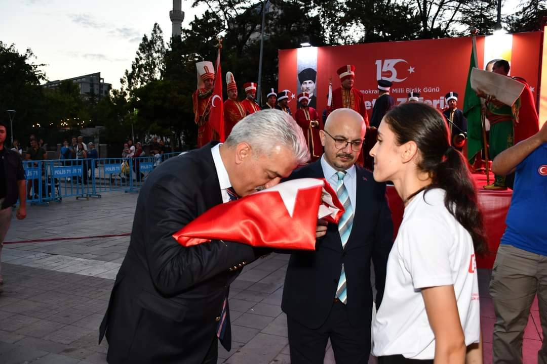 Sancak Koşusunda Taşınan Türk Bayrağı Kırıkkale Valisi Makas’a Verildi (1)