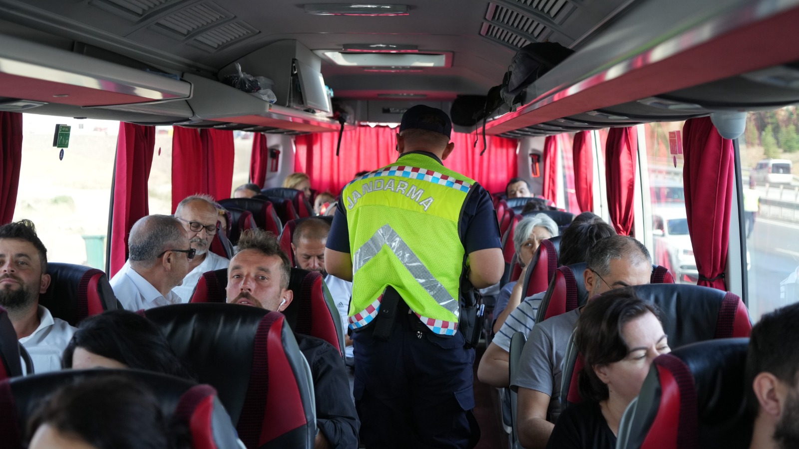 43 Ilin Geçiş Güzergahında Sıkı Denetim! Otobüsler Tek Tek Durduruldu (9)