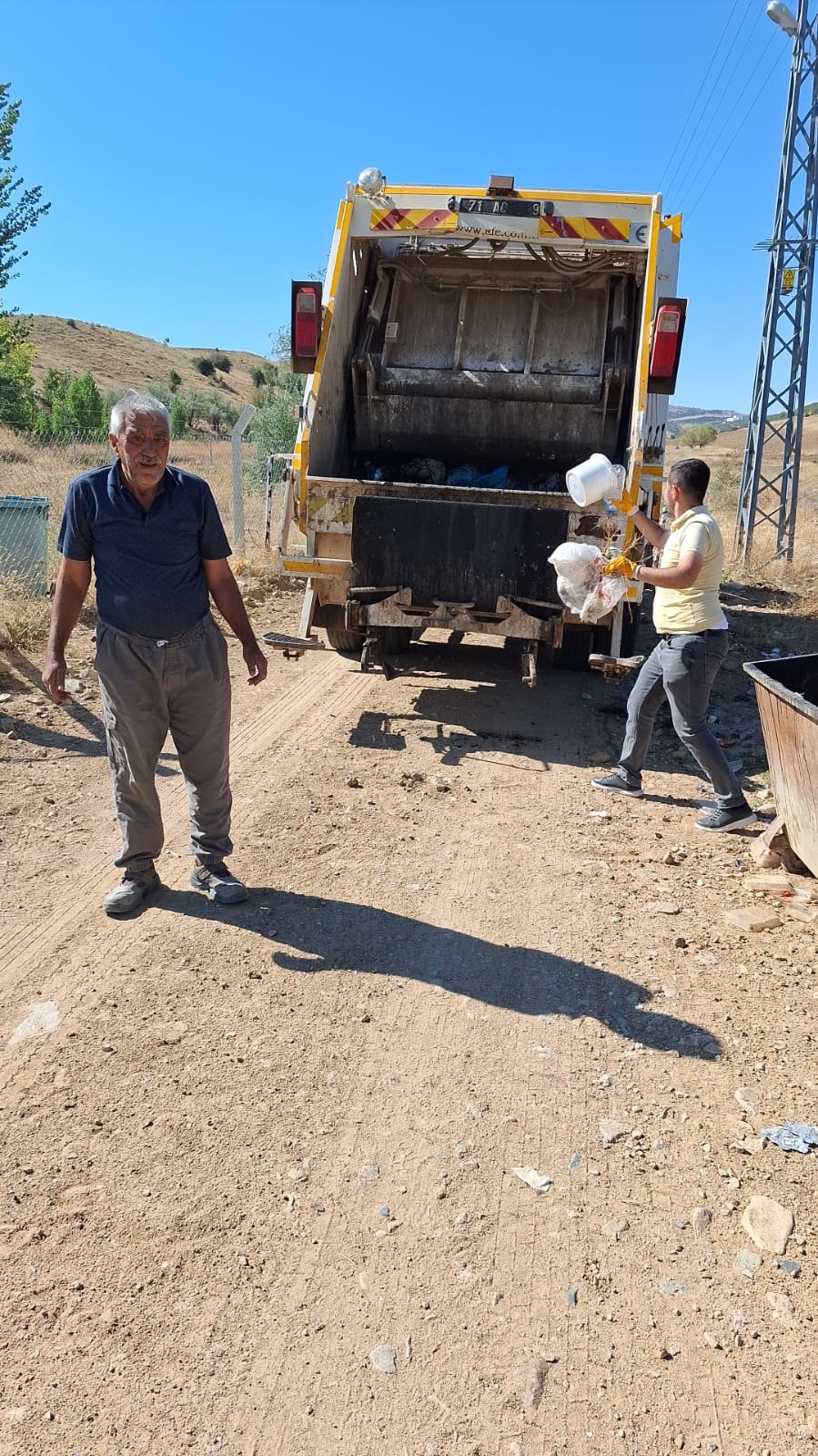 Kırıkkale’de Bu Muhtar, Köyün Çöpünü Kendi Topluyor! (2)