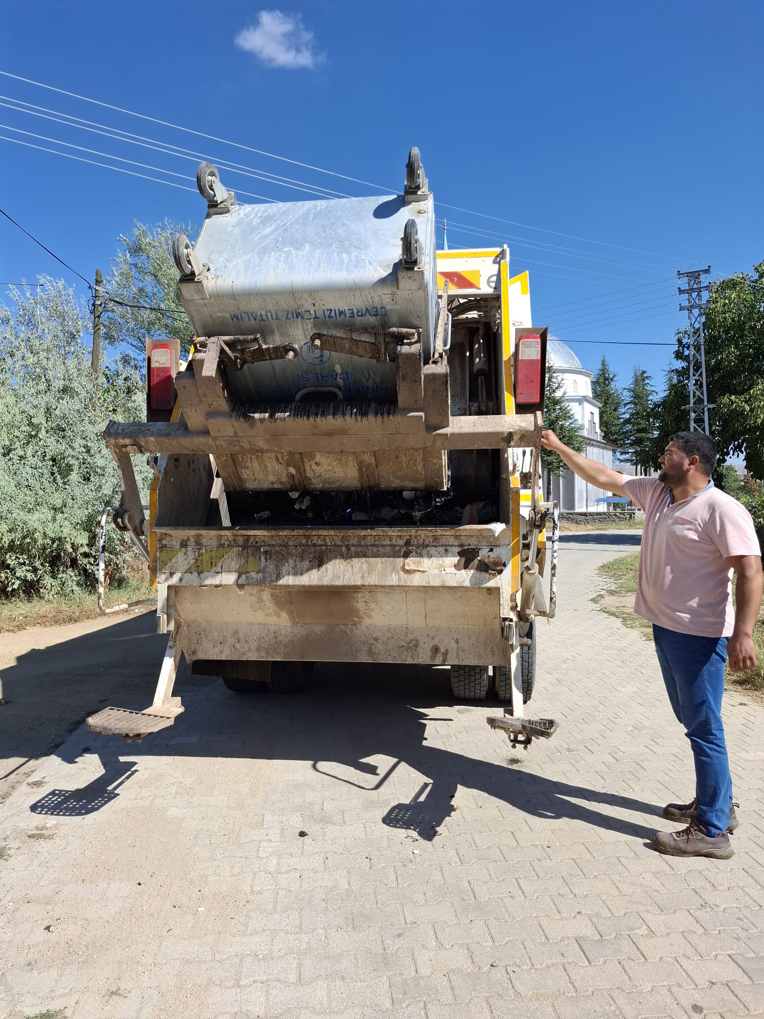 Kırıkkale’de Bu Muhtar, Köyün Çöpünü Kendi Topluyor! (3)