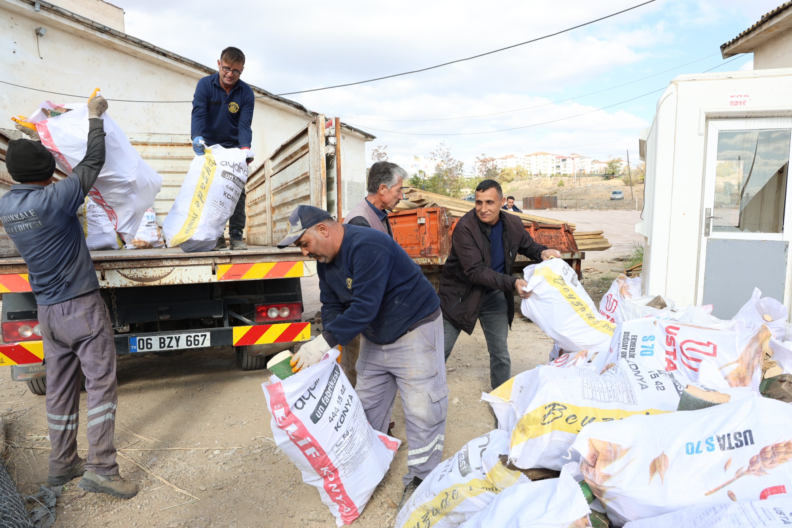 Kırıkkale’de Budanan Ağaçlar Ihtiyaç Sahiplerine Yakacak Oluyor (1)