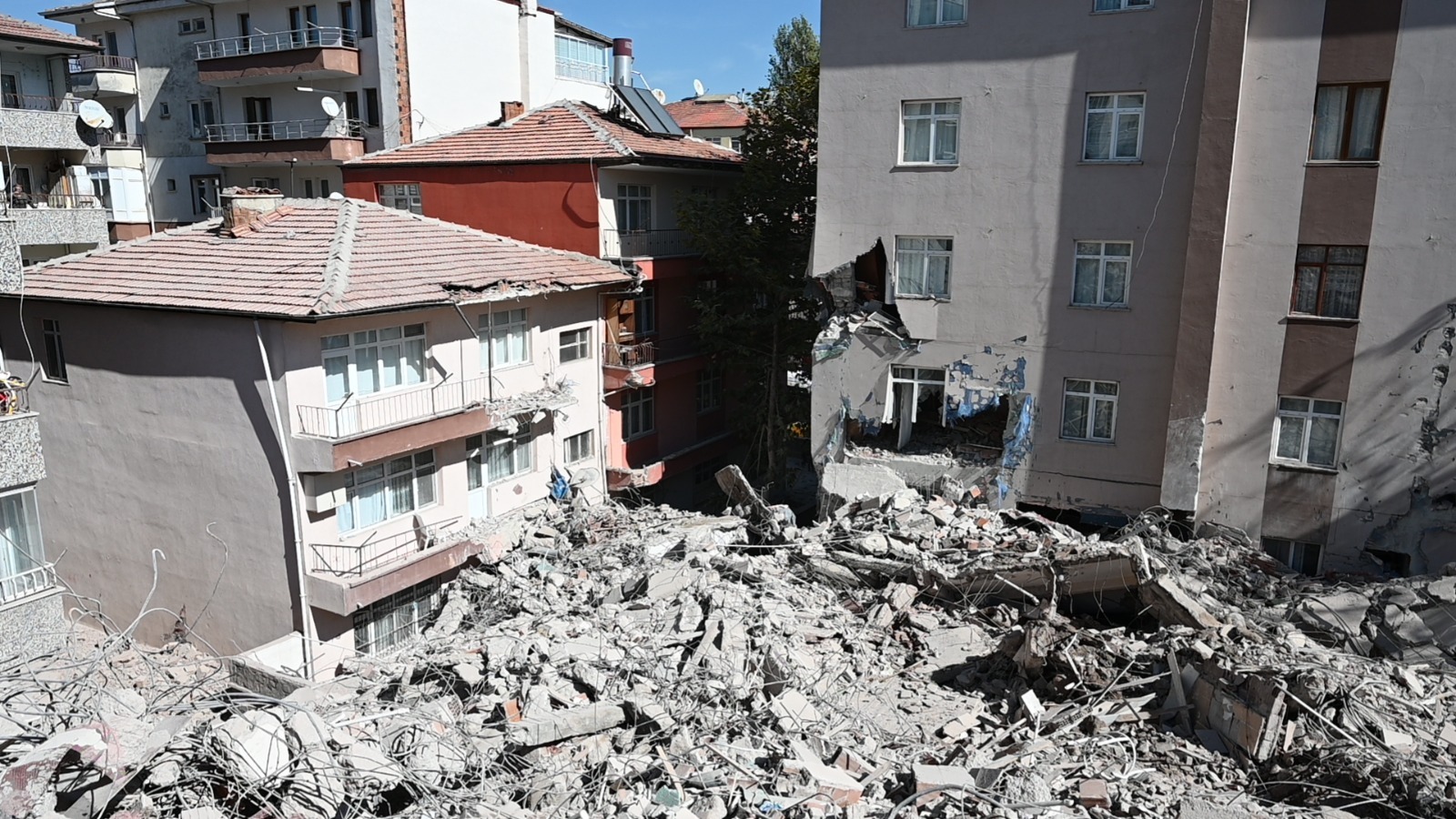 Kırıkkale’de Yıkılan Bina Çevredeki 3 Apartmana Zarar Verdi! 8 Kişi Mahsur Kaldı (4)