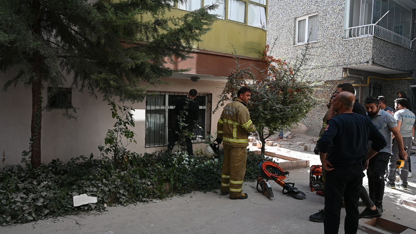 Kırıkkale’de Yıkılan Bina Çevredeki 3 Apartmana Zarar Verdi! 8 Kişi Mahsur Kaldı (8)