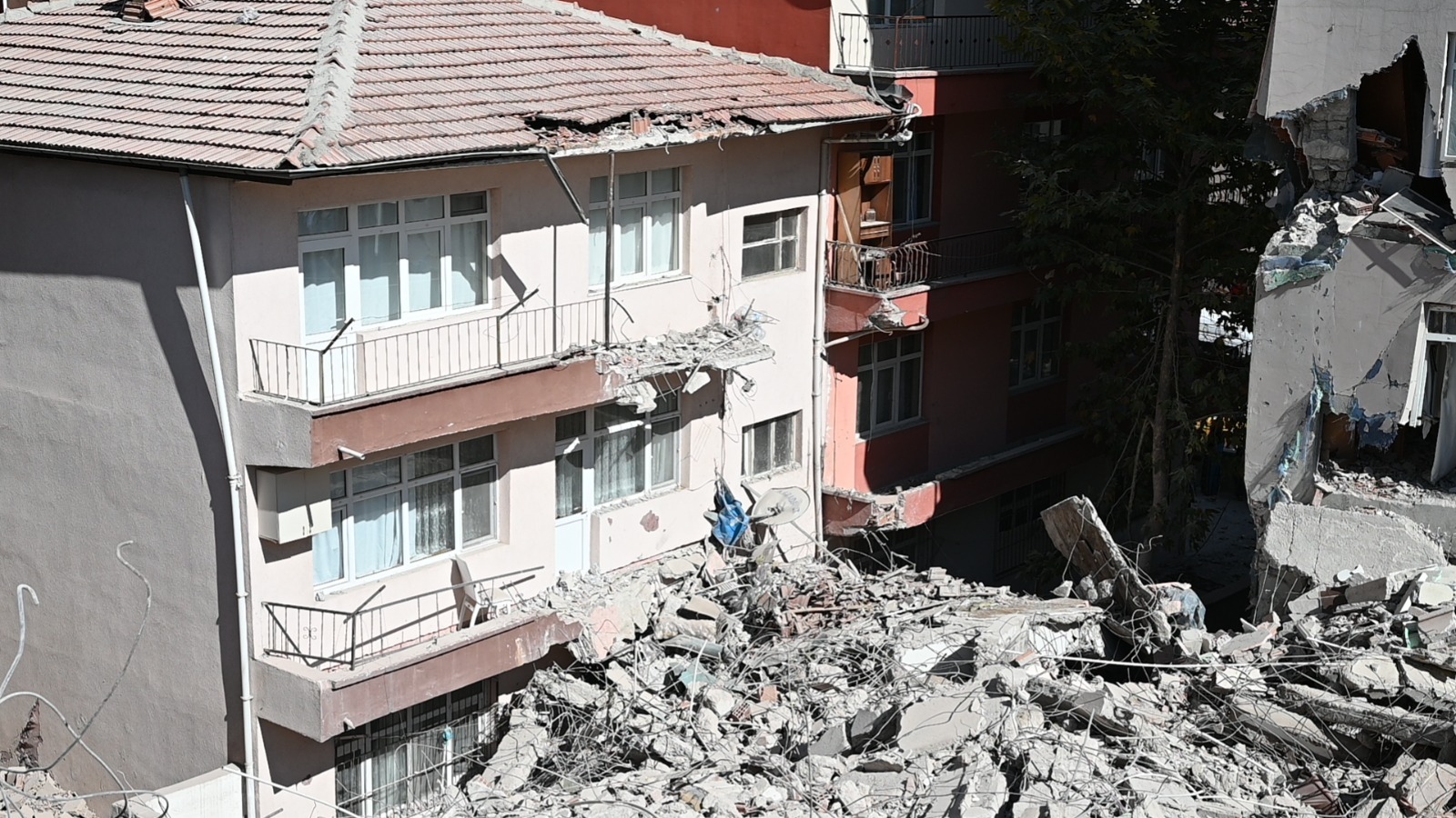 Kırıkkale’de Yıkılan Bina Çevredeki 3 Apartmana Zarar Verdi! 8 Kişi Mahsur Kaldı (9)