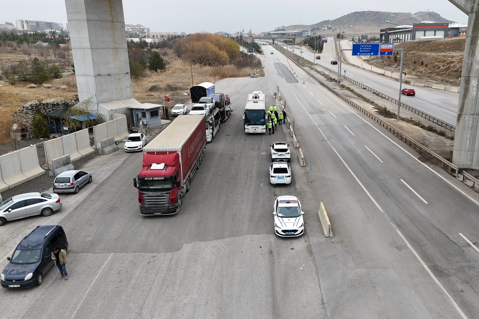 Kırıkkale’de Sıkı Denetim! Araçlar Tek Tek Durduruluyor! (4)