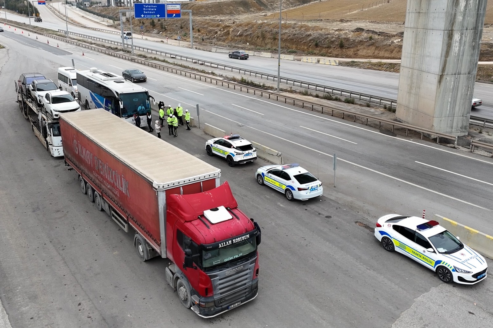 Kırıkkale’de Sıkı Denetim! Araçlar Tek Tek Durduruluyor! (6)