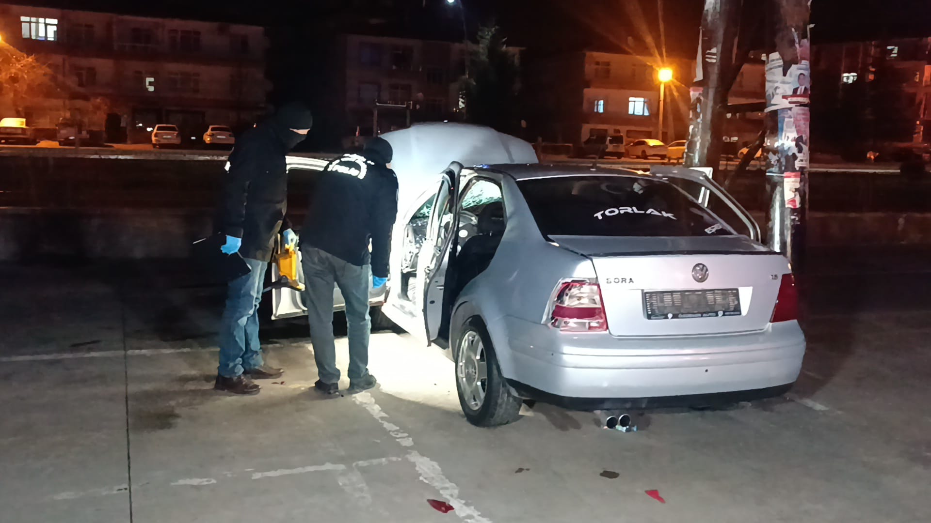 Otomobilin Içinde Çakmak Gazı Tüpü Patladı! 3 Kişi Yaralandı (1)