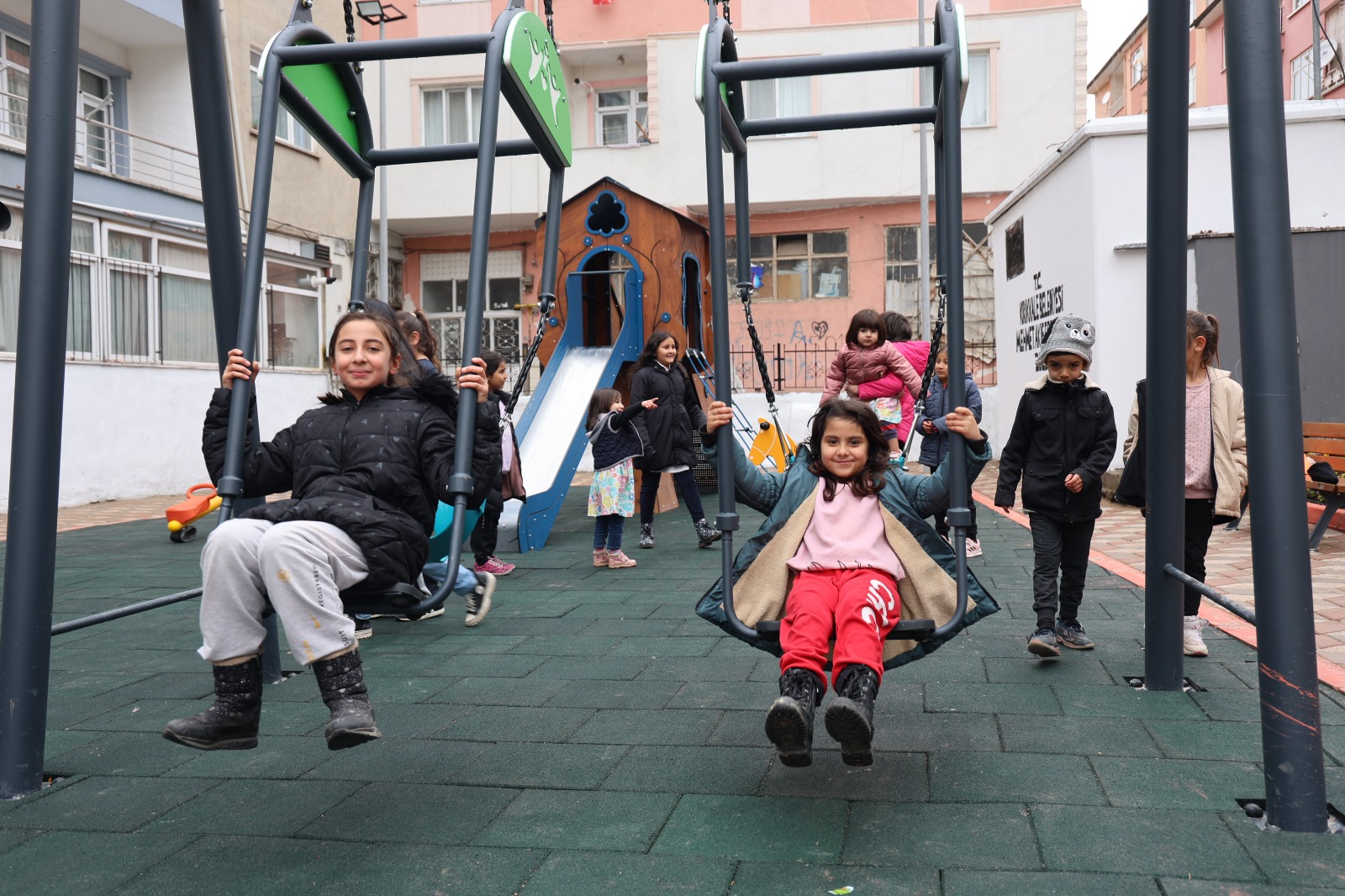 Kırıkkale’de Yenilenen Parkın Açılışını Başkan Önal Ve Çocuklar Yaptı (2)