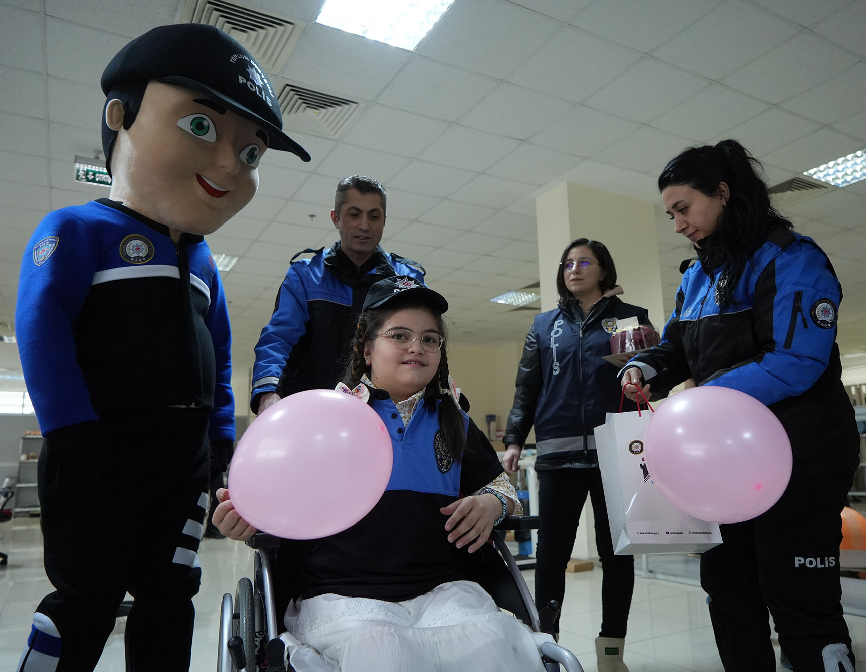 Polislik Hayaliyle Büyüyen Esin, O Günü Yaşadı Sevinç Gözyaşlarını Tutamadı (2)