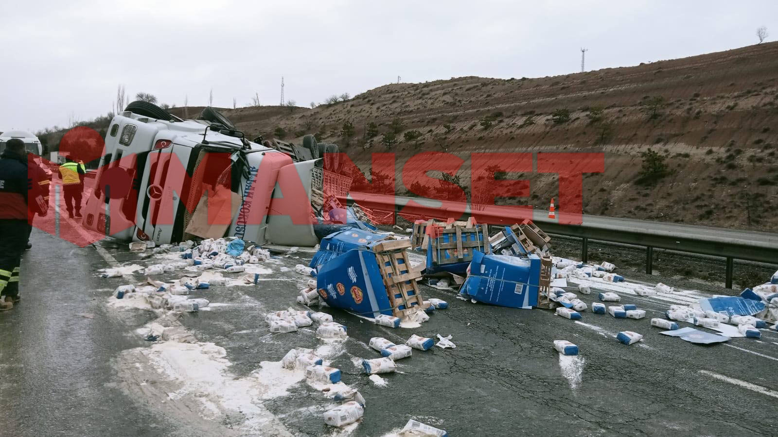 Kırıkkale’de Un Yüklü Tır Devrildi1