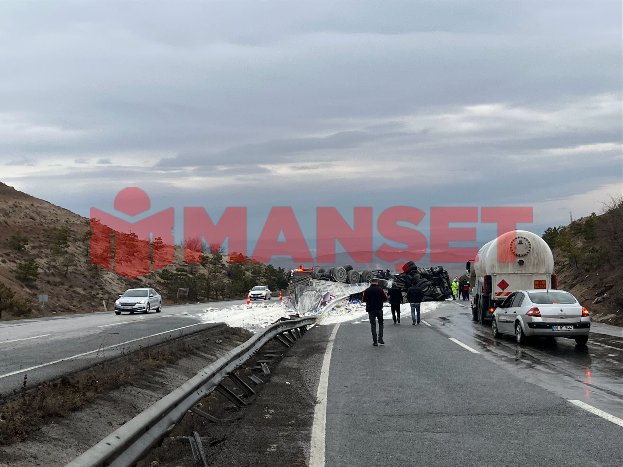 Kırıkkale’de Un Yüklü Tır Devrildi2