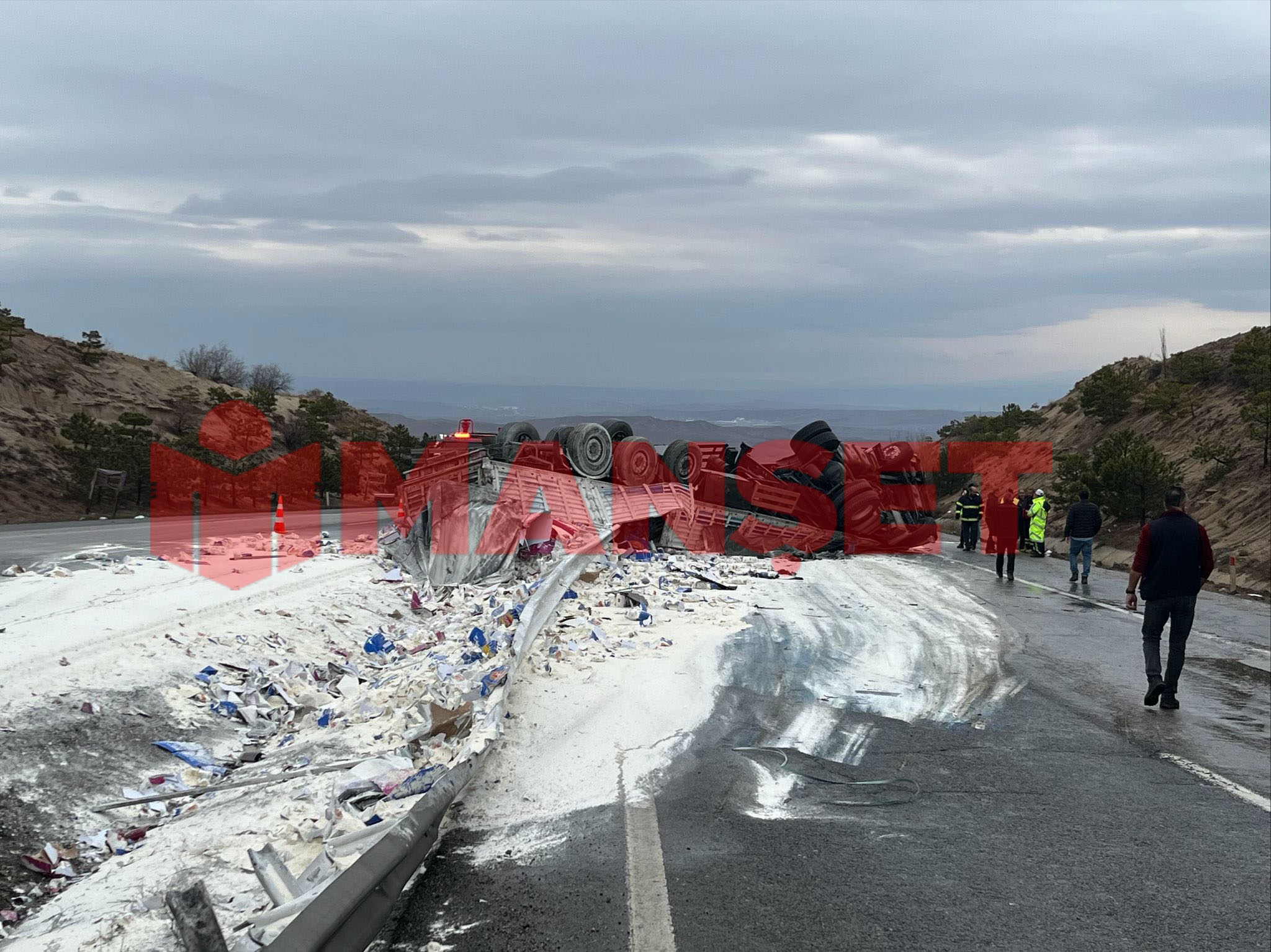 Kırıkkale’de Un Yüklü Tır Devrildi3