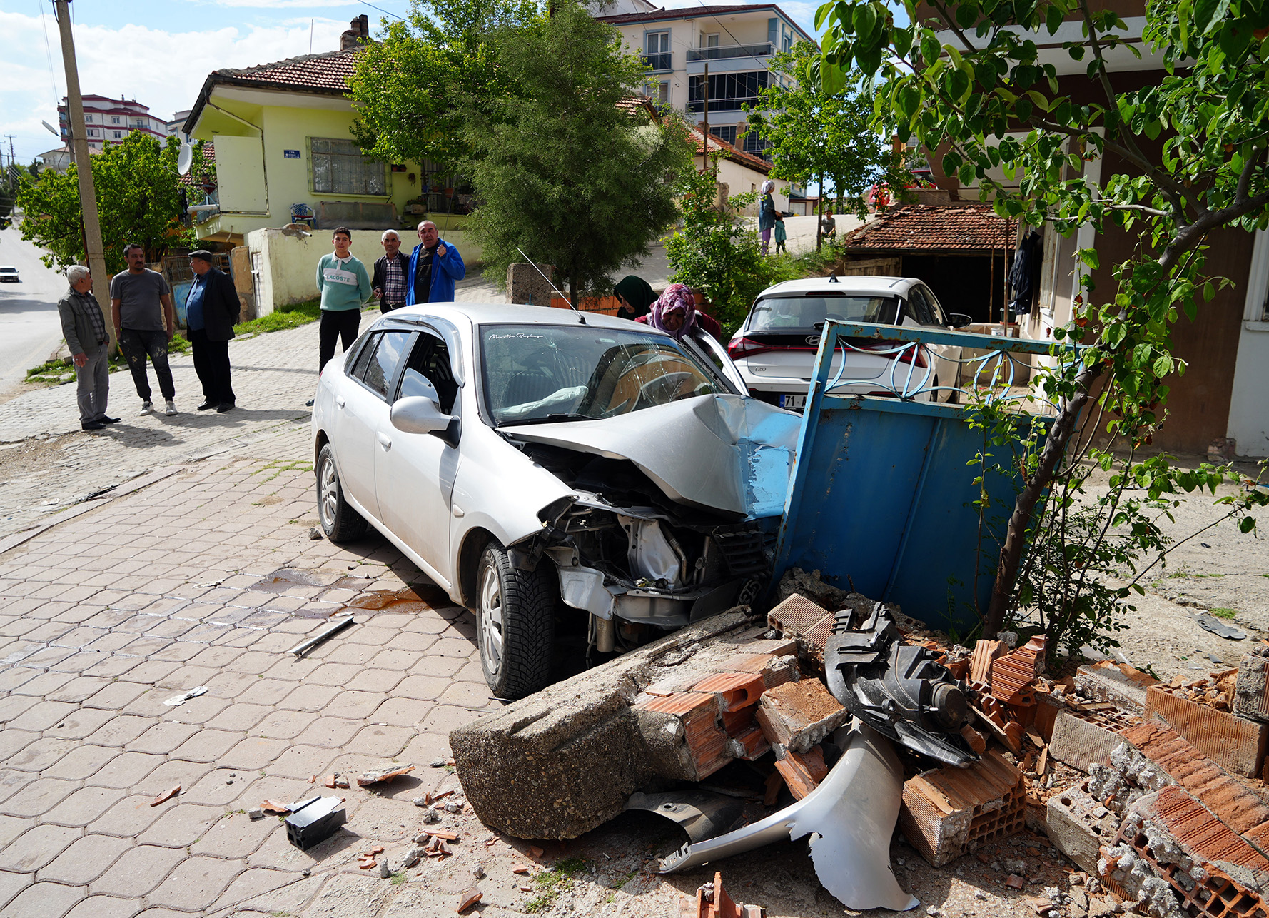 Kırıkkale’de Otomobil Bahçe Duvarına Daldı 2 Yaralı (2)