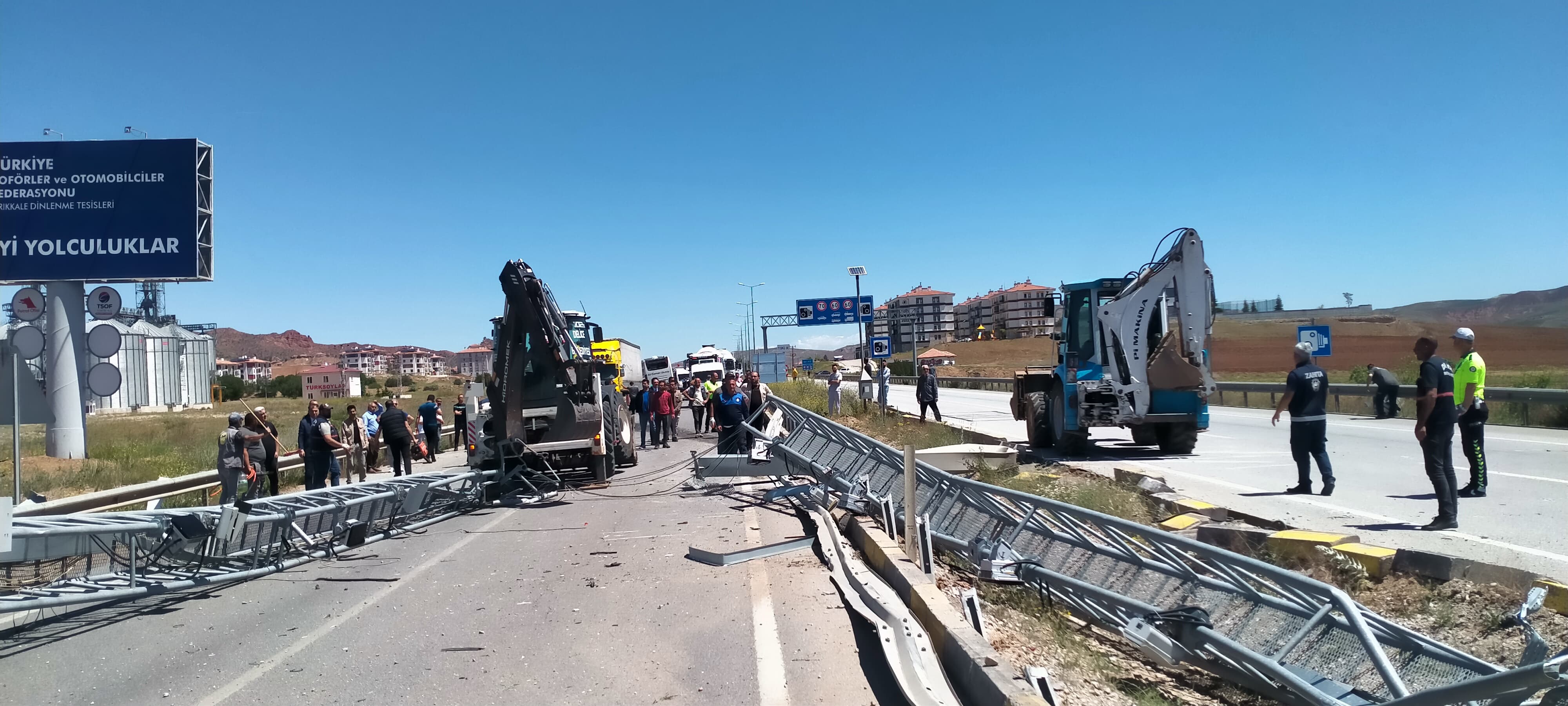 Kırıkkale’de Yolcu Otobüsü Pts Direğine Çarptı 2 Yolcu Yaralı (1)