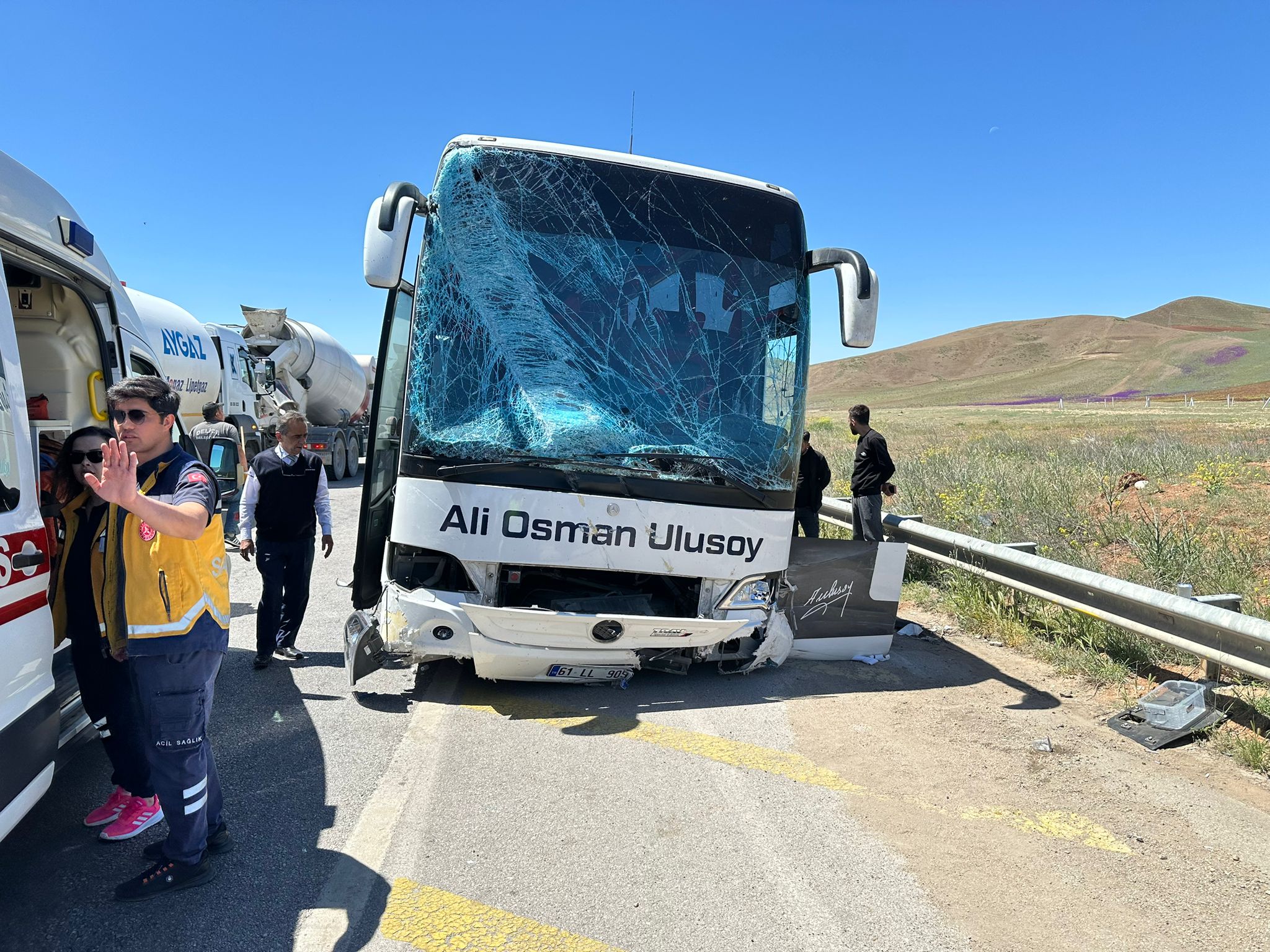 Kırıkkale’de Yolcu Otobüsü Pts Direğine Çarptı 2 Yolcu Yaralı (3)