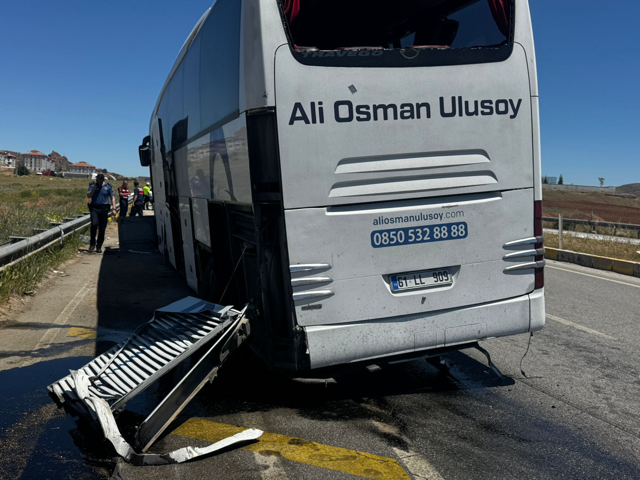 Kırıkkale’de Yolcu Otobüsü Pts Direğine Çarptı 2 Yolcu Yaralı (4)