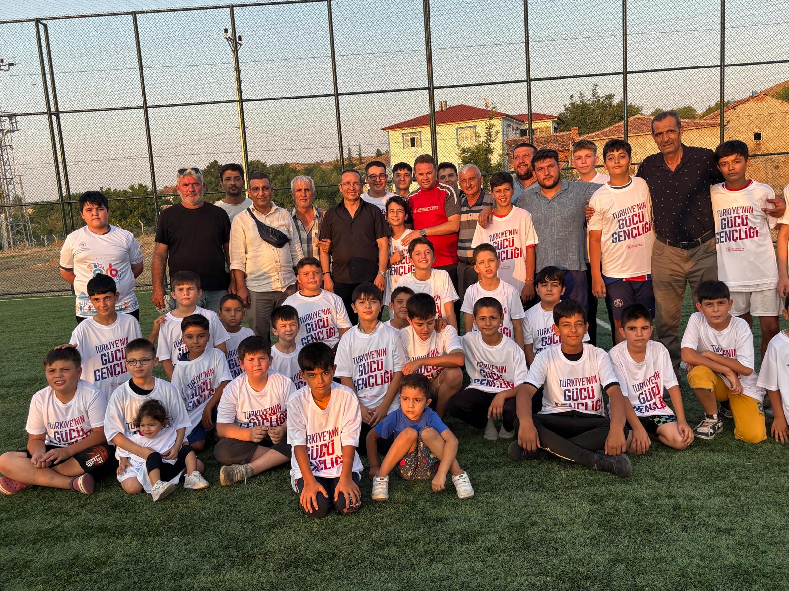 Aşağımahmutlar Halı Sahası, Gençlerin Sporla Buluşma Noktası Oldu (2)