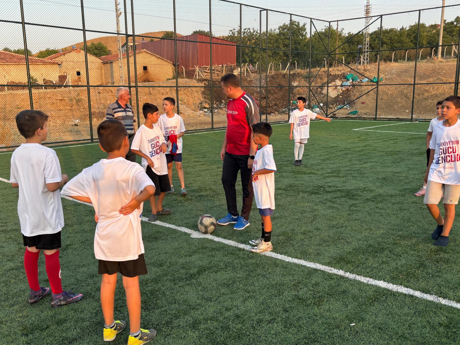 Aşağımahmutlar Halı Sahası, Gençlerin Sporla Buluşma Noktası Oldu (3)