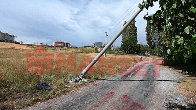 Çöp Kamyonu Aydınlatma Direğine Çarptı Işçinin Kolu Koptu (3)