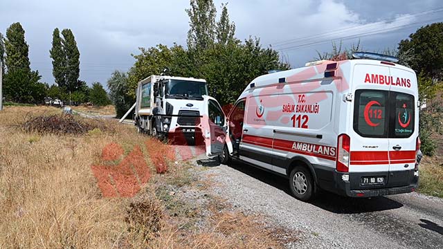 Çöp Kamyonu Aydınlatma Direğine Çarptı Işçinin Kolu Koptu (4)