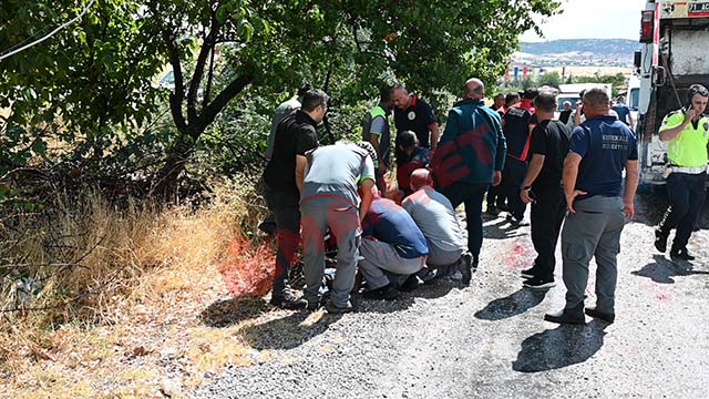 Çöp Kamyonu Aydınlatma Direğine Çarptı Işçinin Kolu Koptu (6)