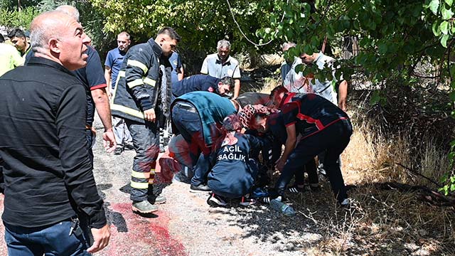 Çöp Kamyonu Aydınlatma Direğine Çarptı Işçinin Kolu Koptu (7)