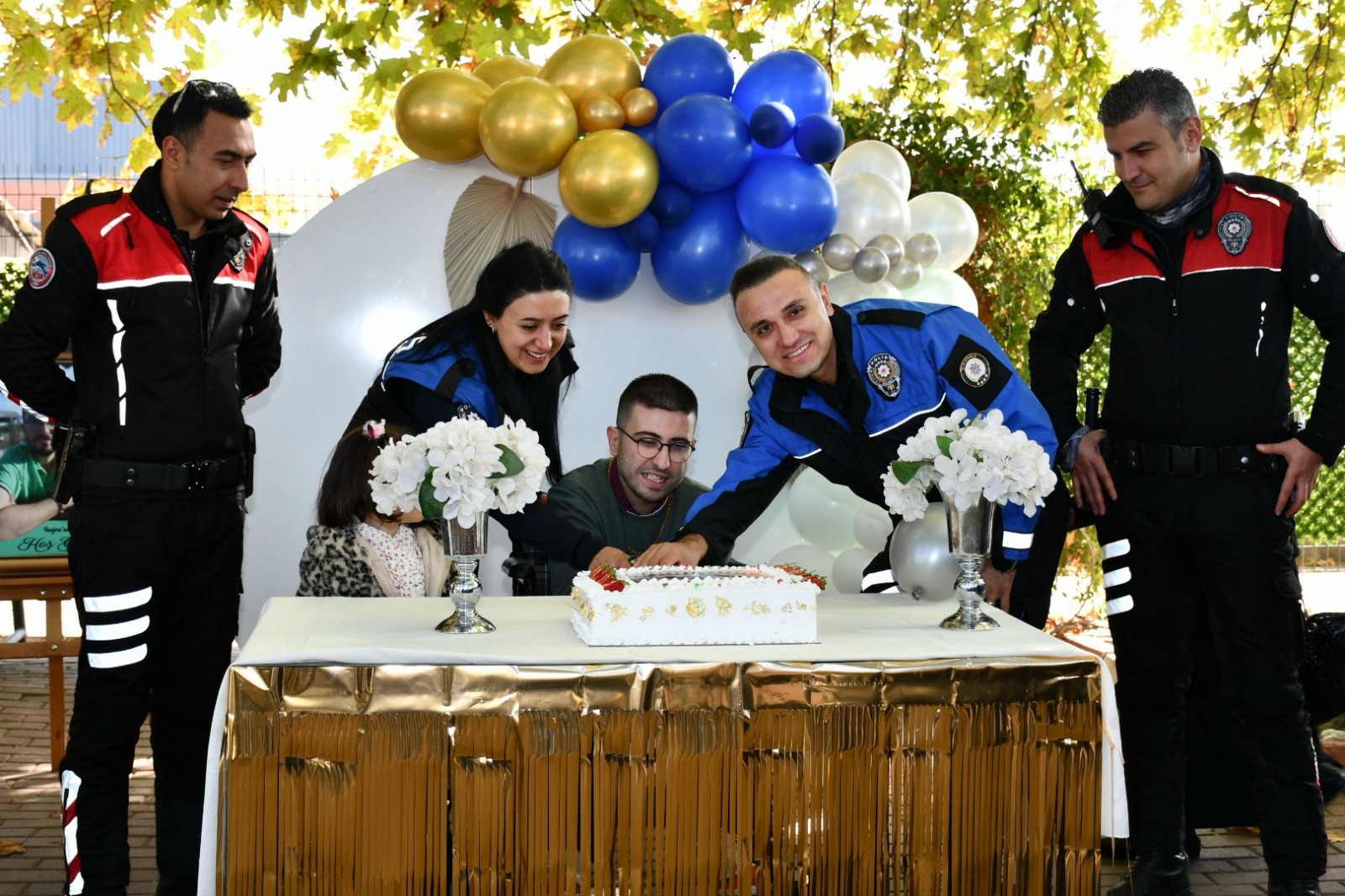 Cam Kemik Hastası Buğra’ya Polislerden Doğum Günü Sürprizi1