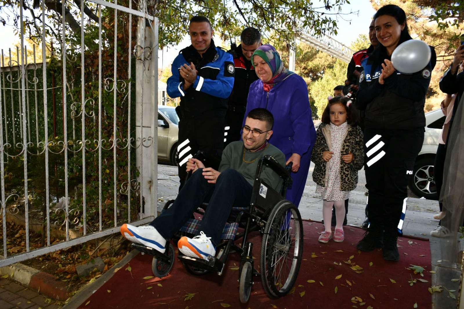 Cam Kemik Hastası Buğra’ya Polislerden Doğum Günü Sürprizi4