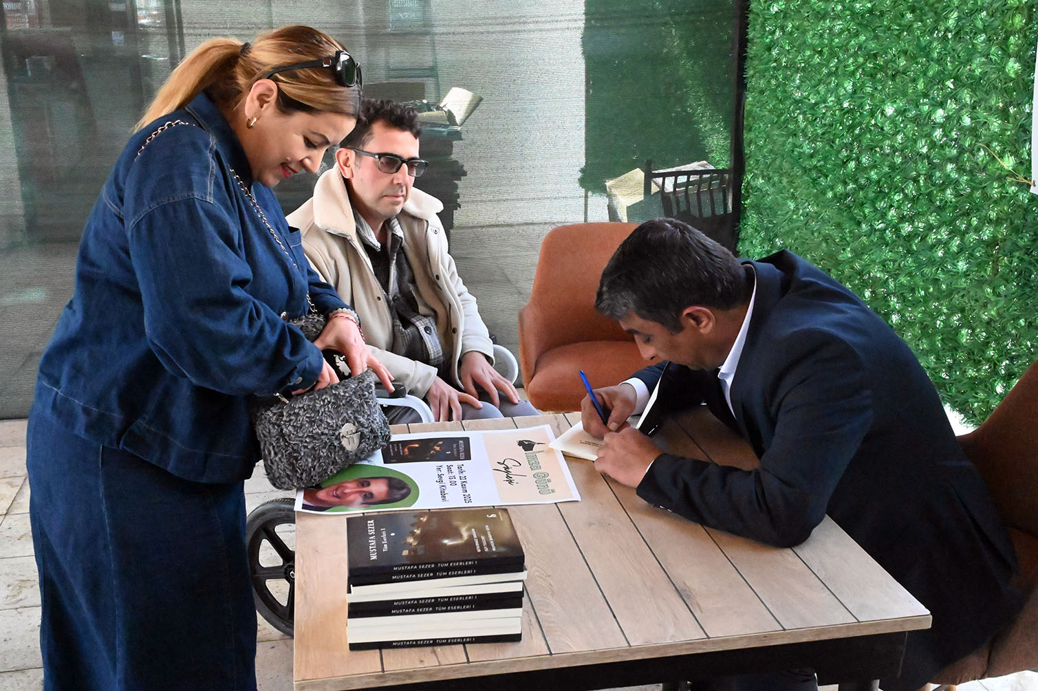 Kırıkkaleli Yazar Mustafa Sezer, Ilk Kitabını Okurları Için Imzaladı (1)