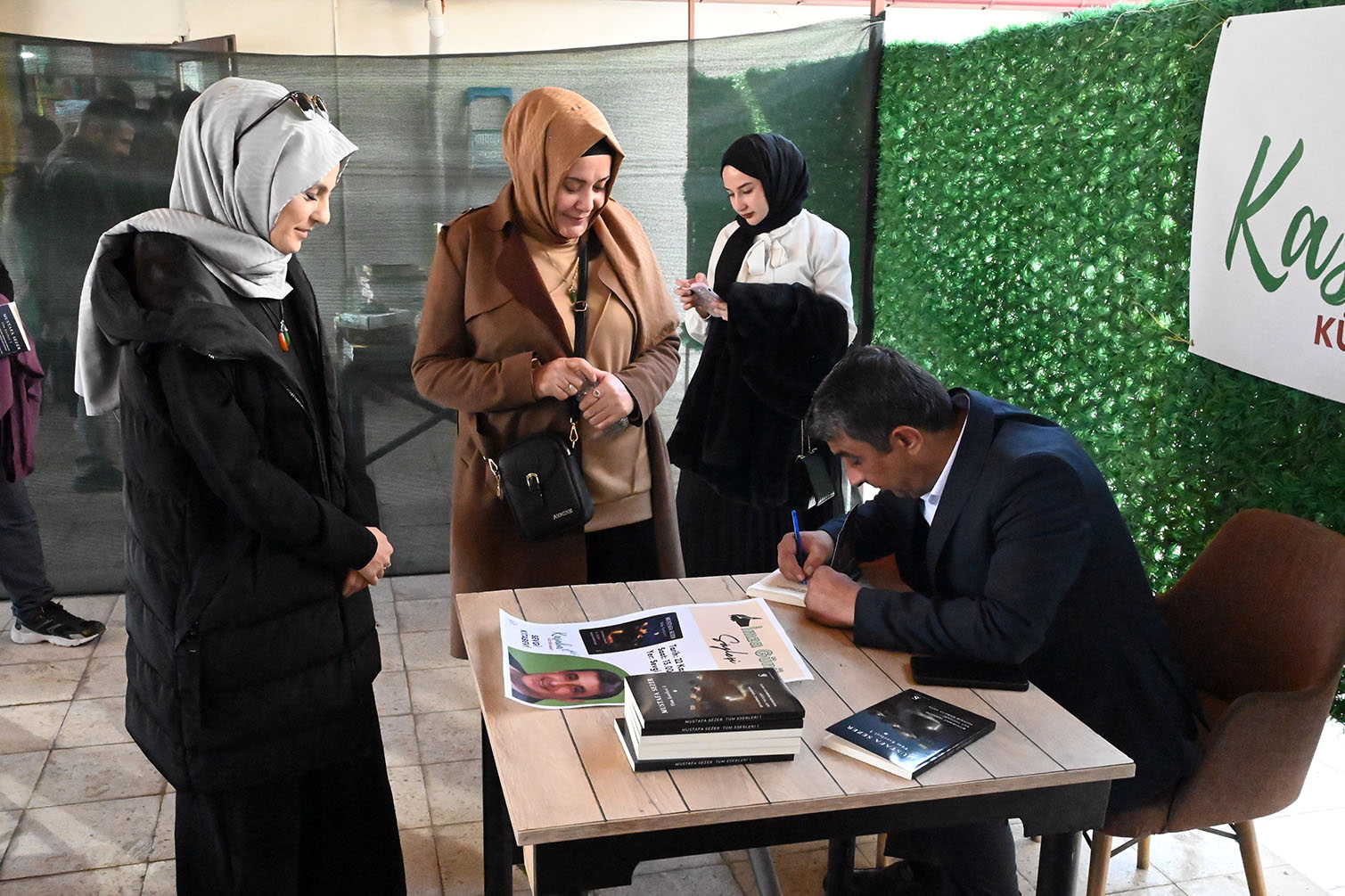 Kırıkkaleli Yazar Mustafa Sezer, Ilk Kitabını Okurları Için Imzaladı (3)