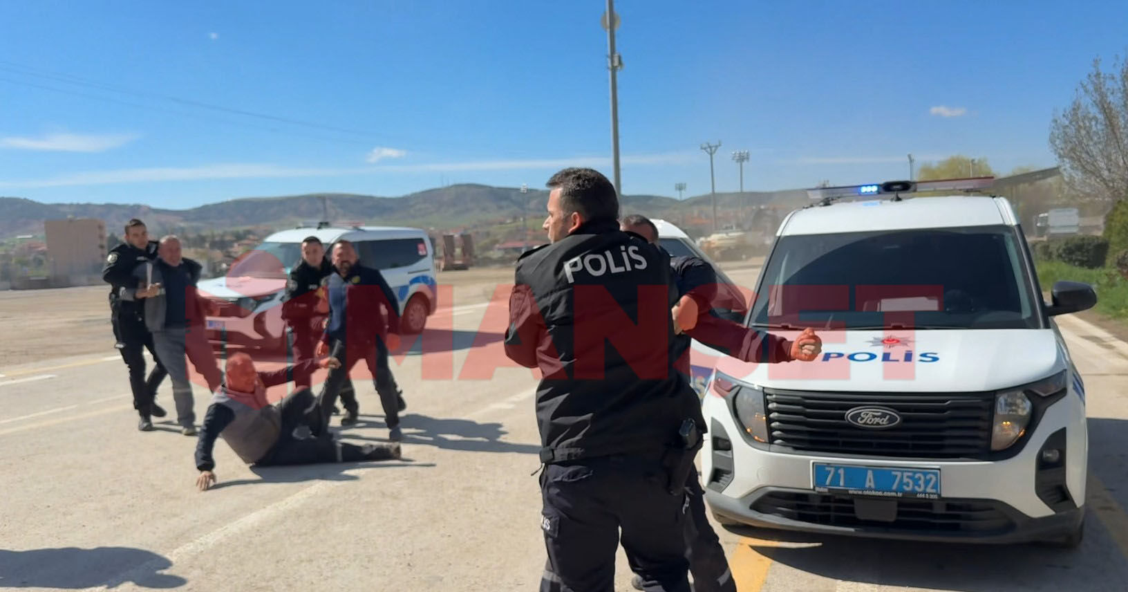 Kırıkkale’de Kavga Ihbarına Giden Polisler Çiçeklerle Karşılandı (4)