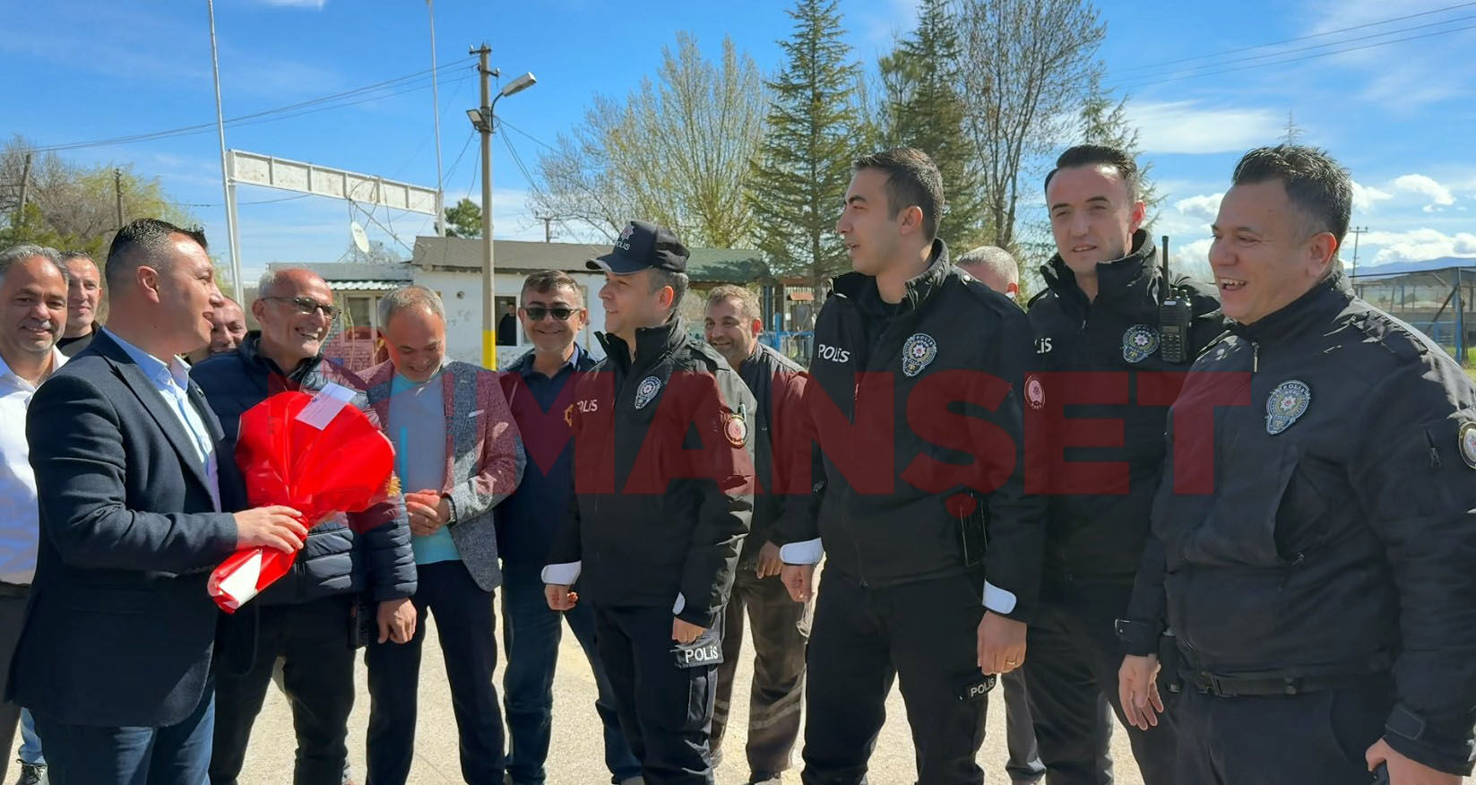 Kırıkkale’de Kavga Ihbarına Giden Polisler Çiçeklerle Karşılandı (5)