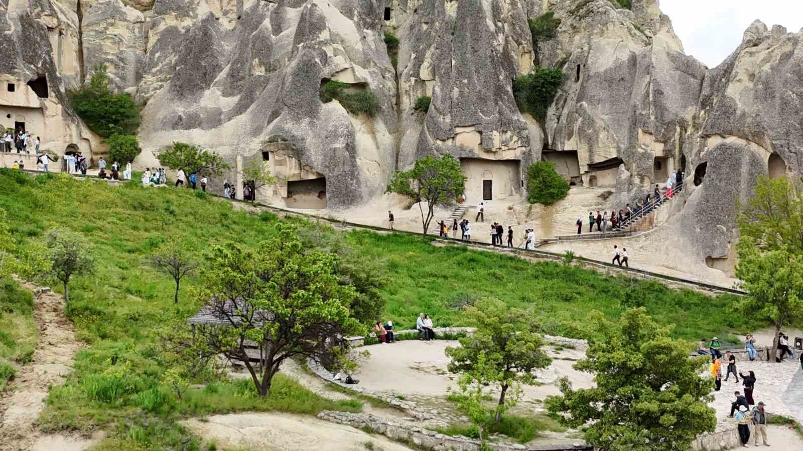 Kapadokya'nın rengi değişti: Yağmurlar peri bacalarını yeşile bürüdü