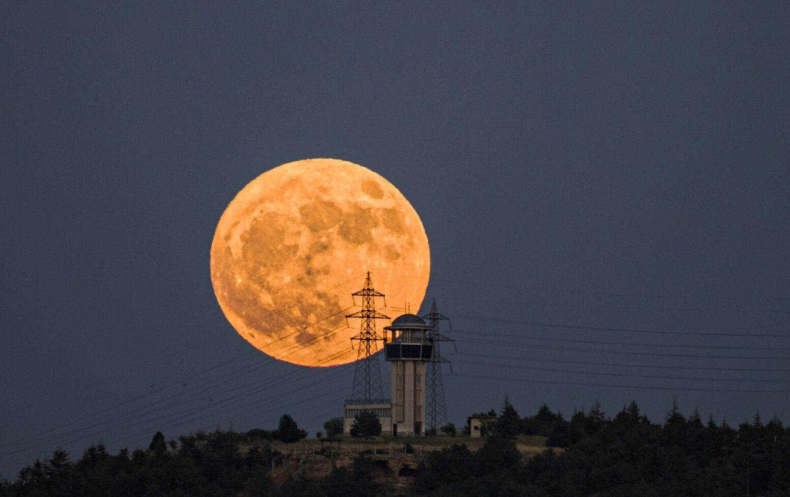 Astrofotoğrafçı 'Çilek Dolunayı'nı böyle görüntüledi