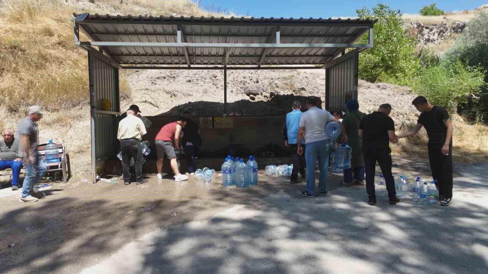 Başkentte 3 gün susuz kaldılar, çeşmelere akın ettiler