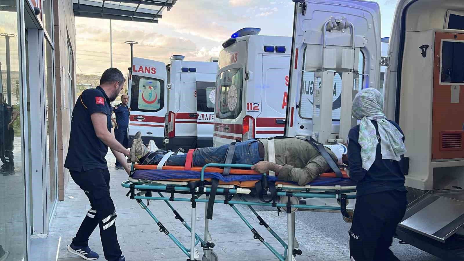 Çamardı'da midibüs devrildi: 3 yaralı