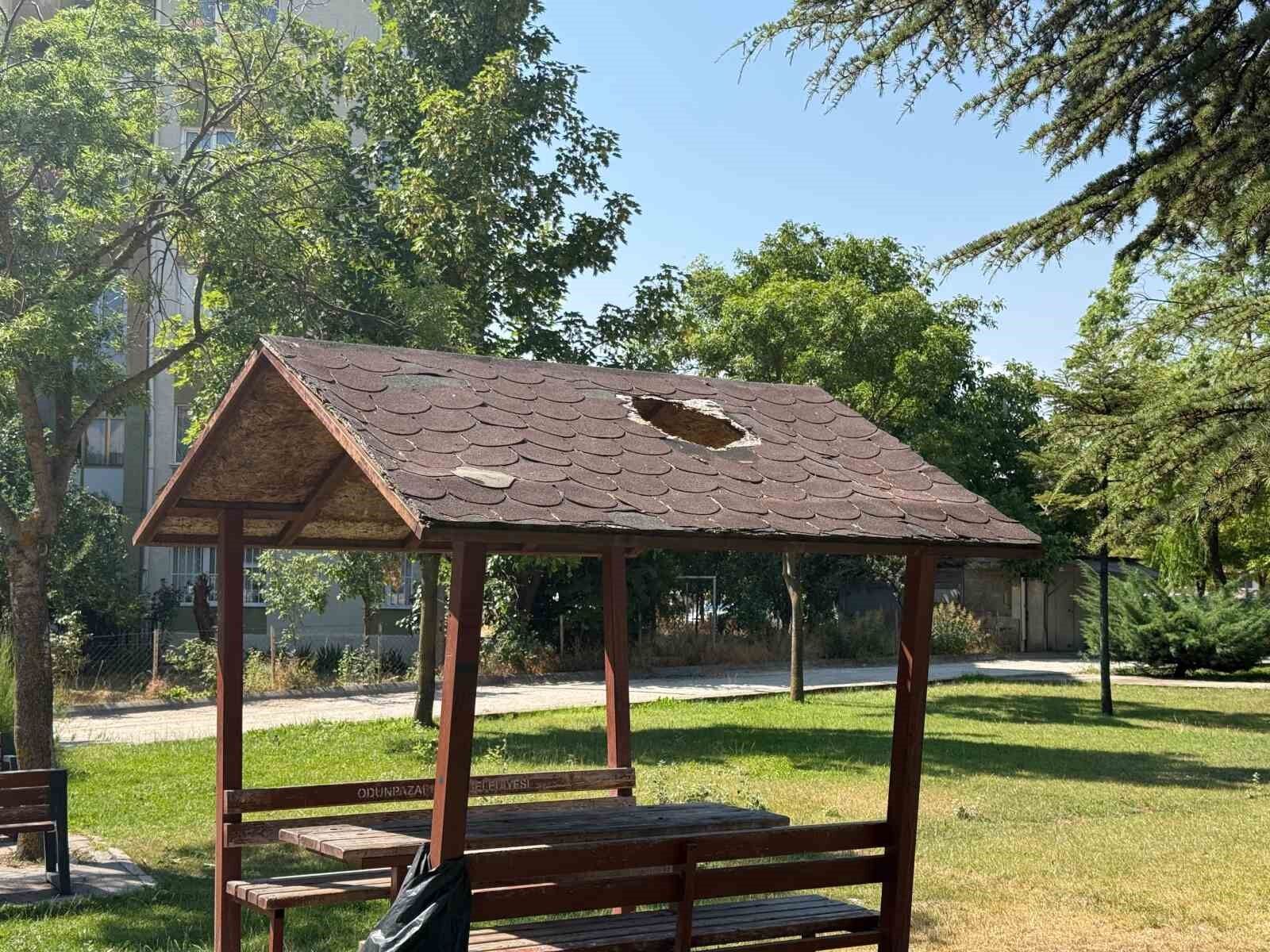 Eskişehir'de parktaki kamelyanın çatısında hasar meydana geldi