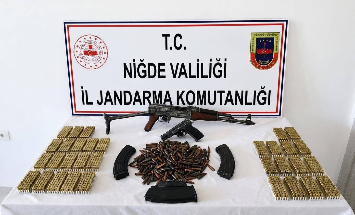 Niğde'de bir evde yapılan aramada AK-47 kalaşnikof tüfek ve ruhsatsız tabanca ele geçirildi