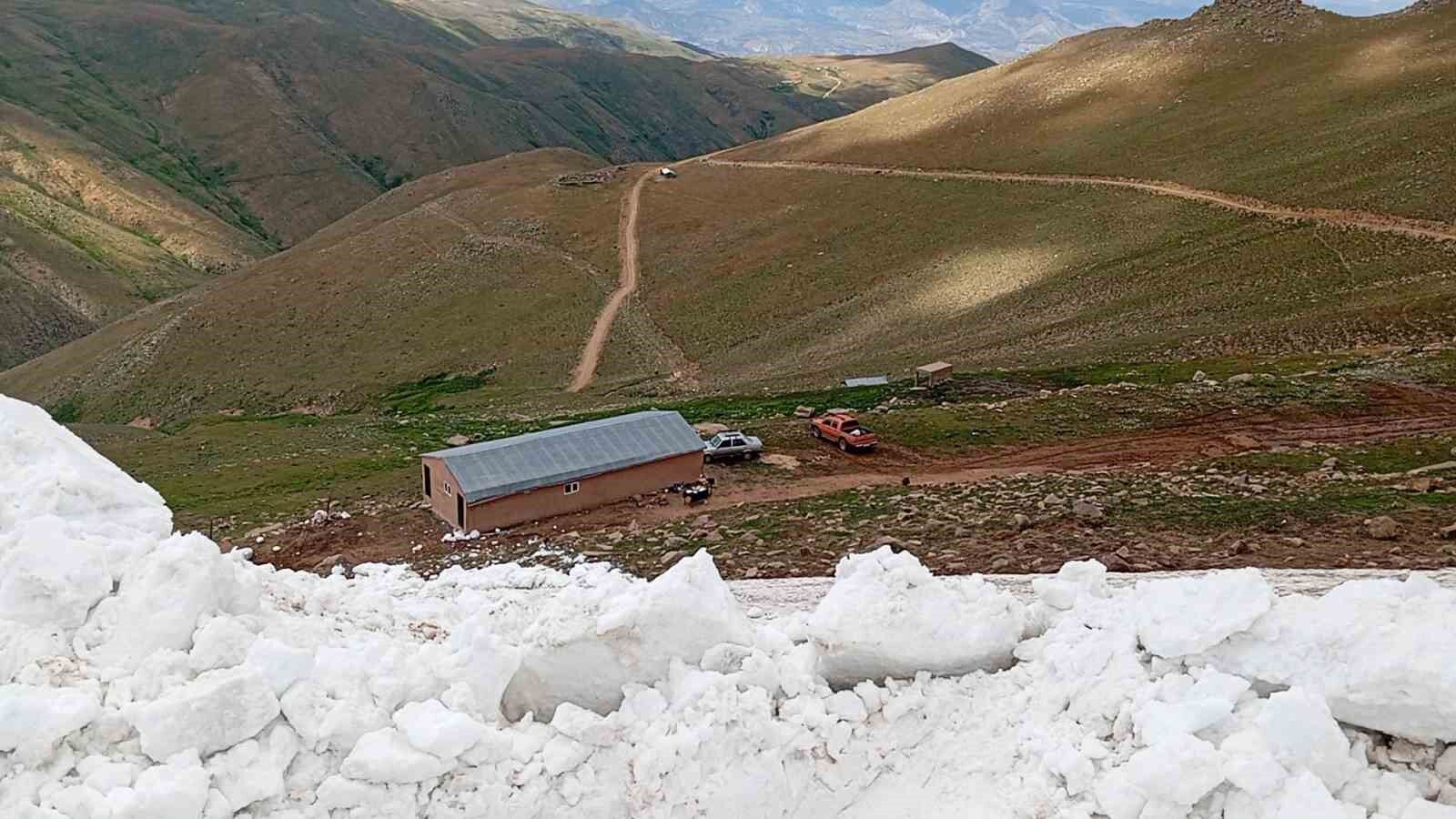 Temmuz ayında karla mücadele çalışmaları sürüyor