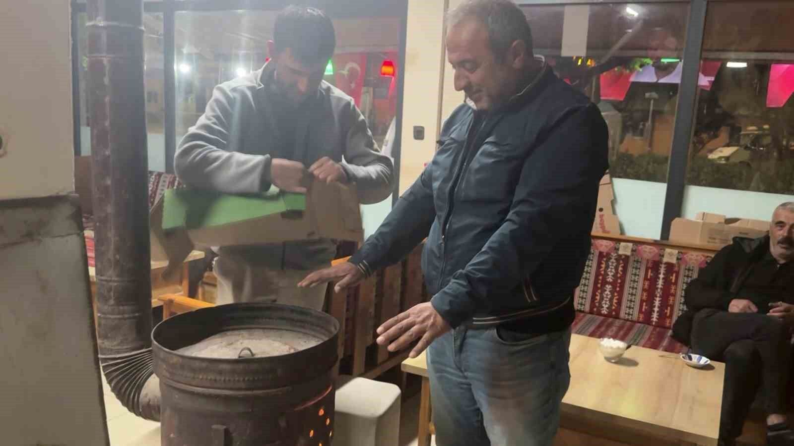 Türkiye sıcaktan kavrulurken Sivas'ta halen soba yakılıyor