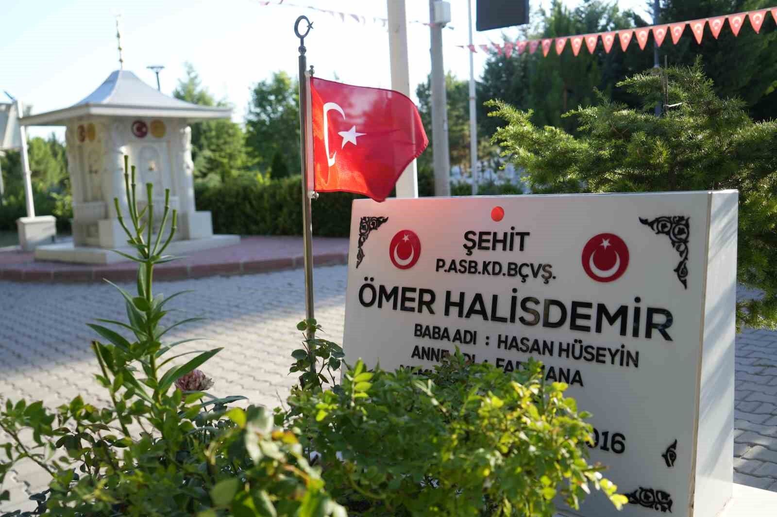Türkiye'nin dört bir yanından şehit Ömer Halisdemir'in kabrine ziyaret