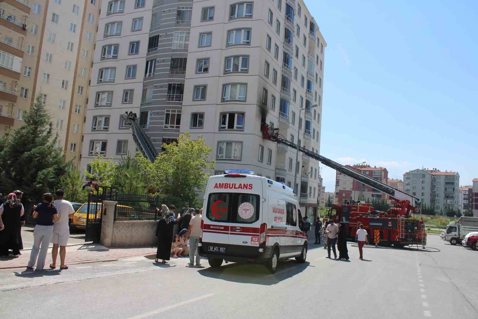 9 katlı binada yangın çıktı: 1'i çocuk 3 kişi mahsur kaldı