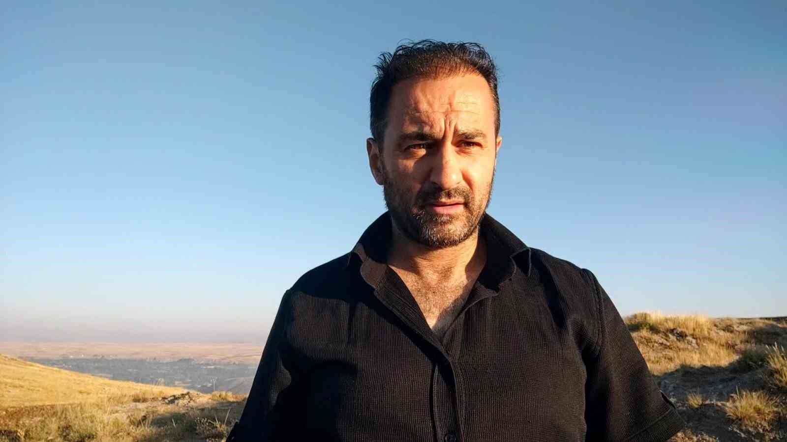 Anne ayı ve iki yavrusu sabahın erken saatlerinde yemek ararken görüntülendi