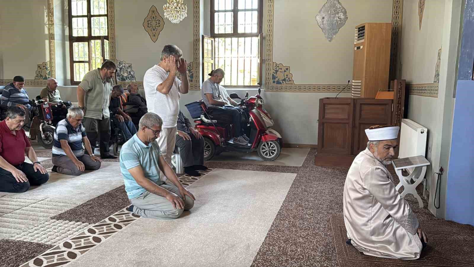 Asırlık cami 17 yıldır ibadetin önündeki 'engelleri' kaldırıyor