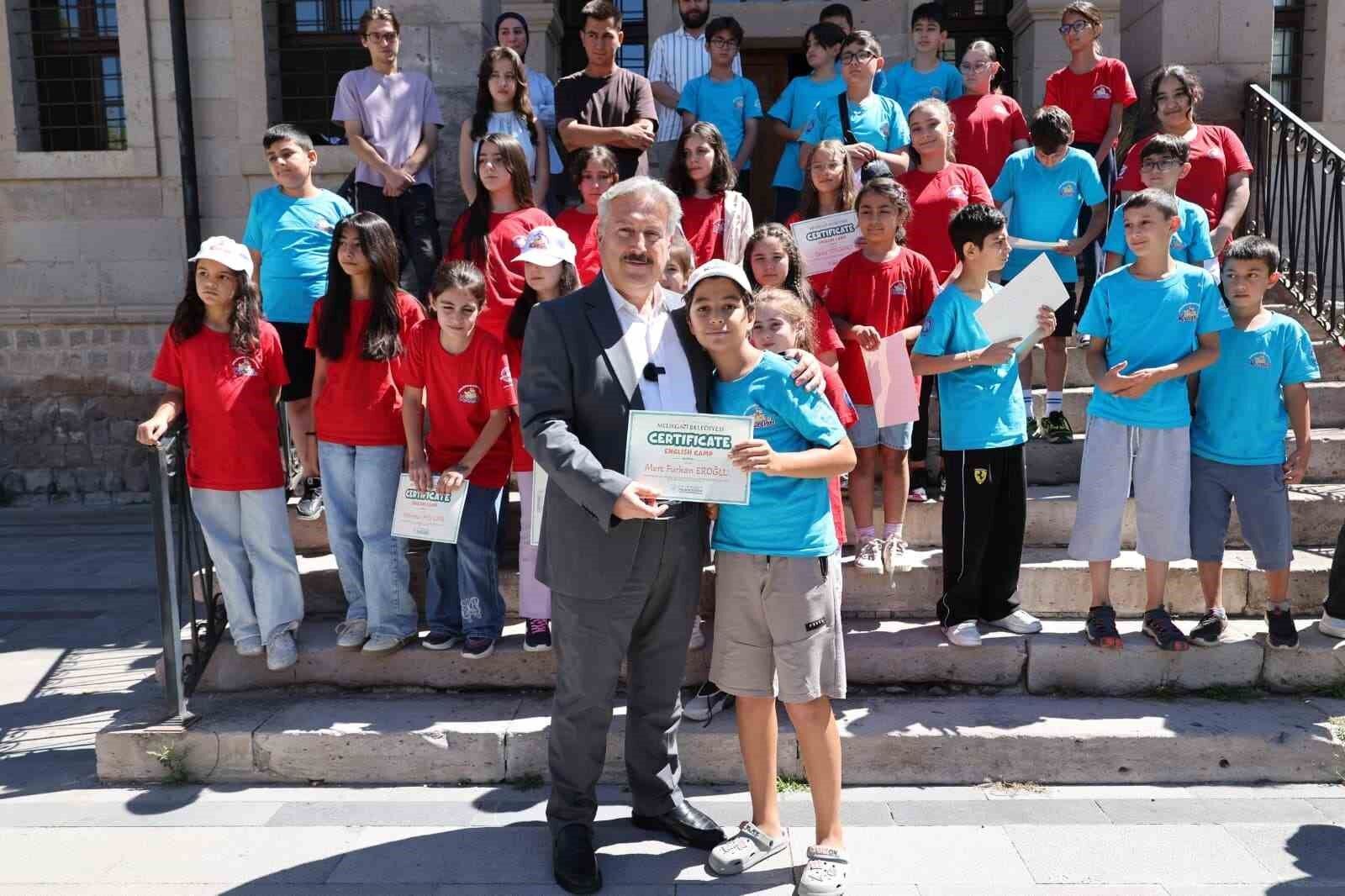 Çocuklar Melikgazi'nin İngilizce kampında hem öğrendi hem eğlendi
