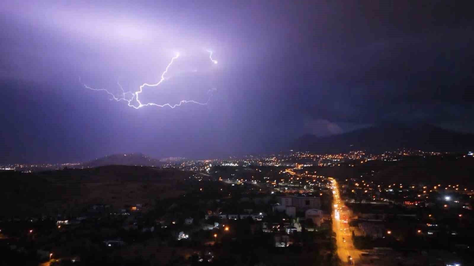 Geceyi şimşekler aydınlattı