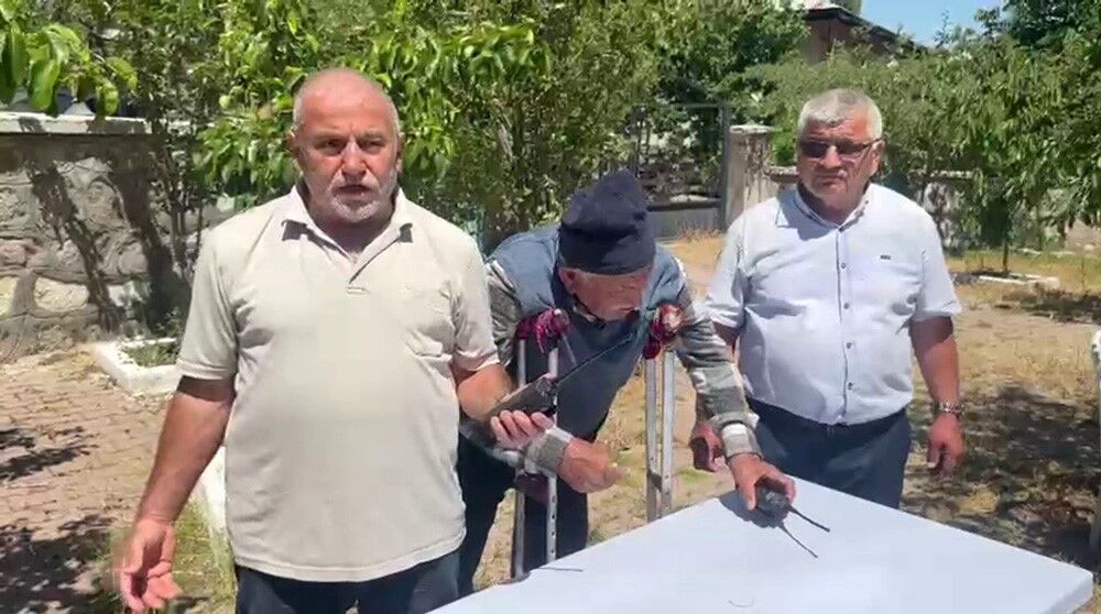 GSM şebekesi çekmeyen köyde, kurdukları telsiz sisztemiyle haberleşiyorlar
